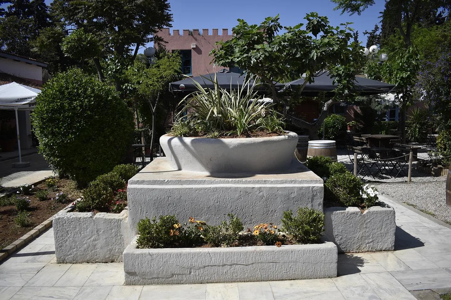 into the Othonian Court